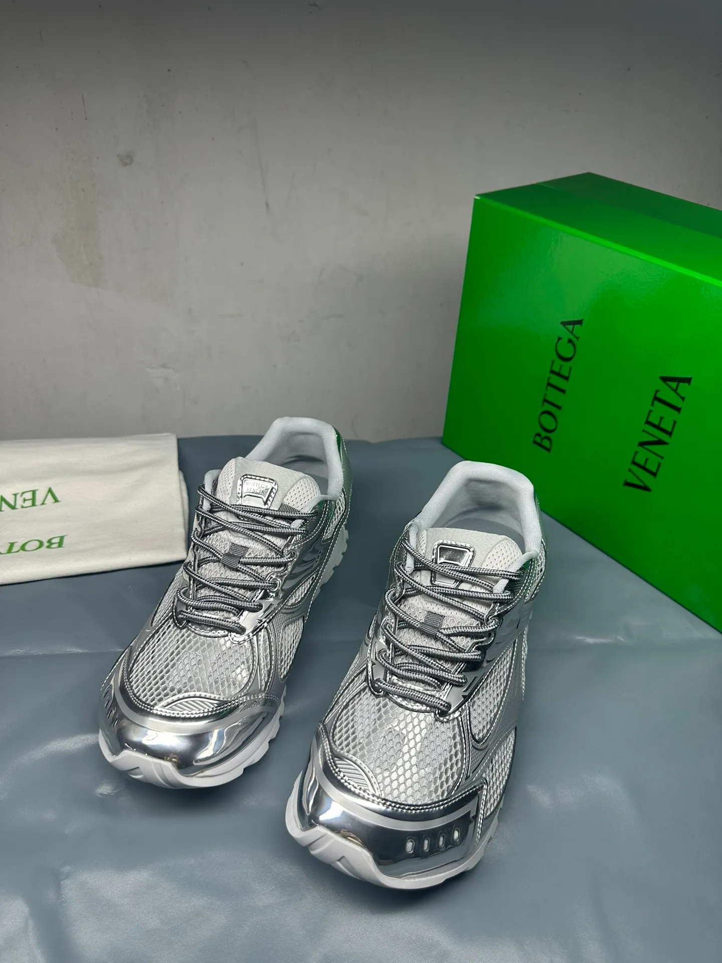👟👟Ex-factory price 600👟👟 Men's size +10 Real photos 🔥🔥BV Orbit sneakers Wang Yibo's same style couple's dad shoes Runner sneakers, made of lightweight technical mesh fabric. Matched with geometric pattern designed rubber outsole, Wang Zha series high version. Look for the package technology. It is actually a lot taller, but the legs are still slim. Very nice, playable and durable. Matched to the standard💯 Package shoe technology. Look for the high version. The outsole is made of color-blocked TPU outsole. Women's model 35 36 37 38 39 40 41 42 (40 41 42 43 44 45 customized) (Customer logo can be accepted without refund or exchange at a favorable price) Equipped with original packaging